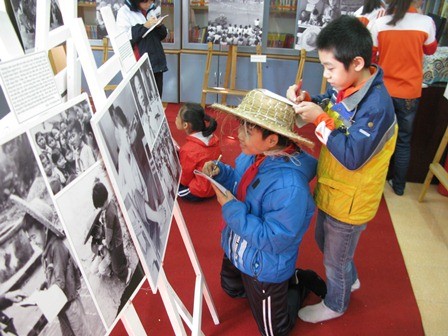 Triển lãm lưu động ảnh Trẻ em thời chiến tại Hà Nội - ảnh 2